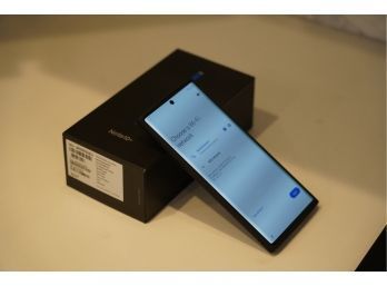LIKE NEW! GALEXY NOTE 10 PHONE WITH BOX & HEADPHONES WORKING!