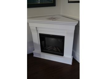 LIKE NEW! REAL FLAME CORNER ELECTRIC FIREPLACE WHITE WOOD FRAME.