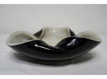 VINTAGE RETRO BLACK AND WHITE ASH TRAY, 9IN LENGTH