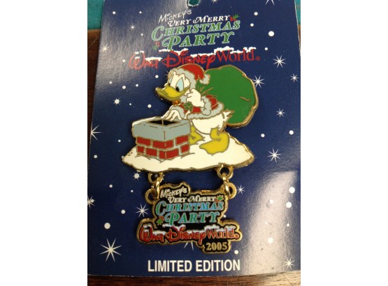 Mickey's Very Merry Christmas Party 2005-Limited Edition Of Donald Duck