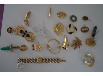 LARGE LOT OF COSTUME JEWELRY INCLUDES PINS