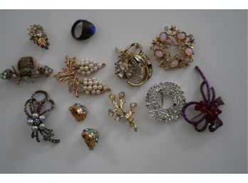 LOT OF COSTUME JEWELRY PINS AND EARRINGS
