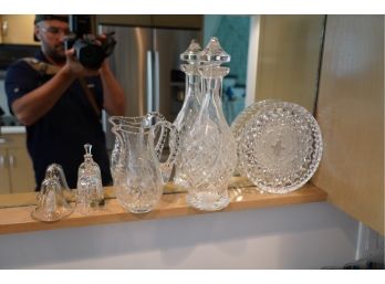 LOT OF VARIETY OF GLASSWARE INCLUDING DECANTERS