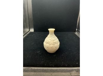 BEAUTIFUL SMALL PORCELAIN VASE WITH SIGNATURE 4IN HIGH