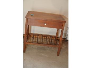 BEAUTIFUL VINTAGE MID CENTURY SIDE TABLE WITH 1 DRAWER MADE BY STANLEY