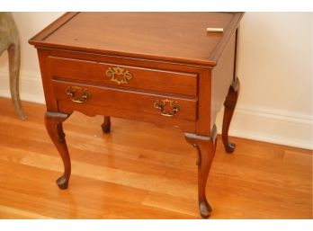 BEAUITFUL ANTIQUE WOOD SIDE TABLE WITH 1 DRAWER