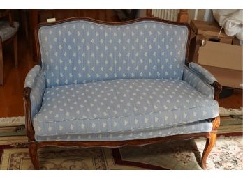 GORGEOUS ANTIQUE CARVED WOOD FRAME VICTORIAN STYLE LOVE SEAT WITH BLUEWHITE FABRIC