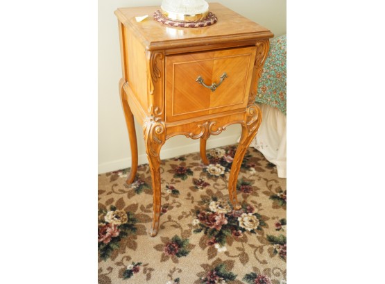STYLE ANTIQUE SIDE TABLE WITH 1 DRAWER
