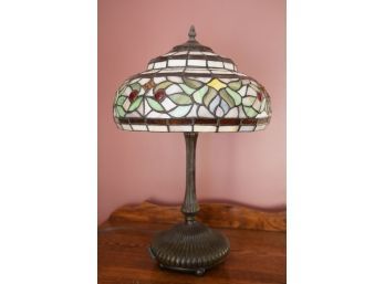 TIFFANY STYLE STAINED GLASS LAMP WITH METAL FRAME 22IN HIGH