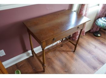 BEAUTIFUL WOOD TABLE WITH 1 DRAWER