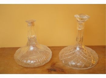LOT OF 2 BEAUTIFUL GLASS DECANTERS