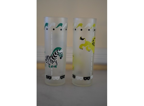 BEAUTIFUL PAIR OF VINTAGE TALL GLASSES WITH ANIMAL ENGRAVINGS, 7IN HIGH