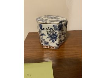 SMALL ASIAN STYLE PORCELAIN BOX 4IN HIGH