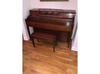 GORGEOUS HARDMAN PECK 7 CO. PIANO WITH BENCH