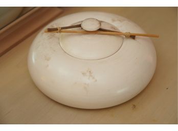 GORGEOUS ROUND JEWELRY HOLDER WITH SIGNATURE AT THE BOTTOM