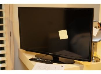 31 INCH SAMSUNG FLAT SCREEN TV WITH REMOTE AND GUIDE