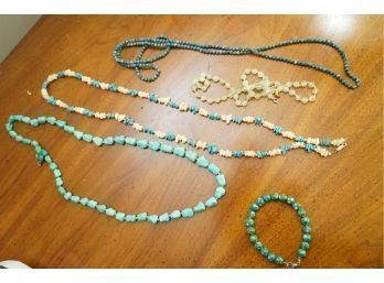 BUNDLE DEAL OF BEATS COSTUME JEWELRY NECKLACES AND 1 BRACELET