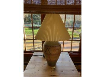 SINGLE MID CENTURY CERAMIC TABLE LAMP W/PATTERN & PLEATED SHADE