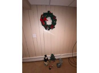 SMALL LOT OF ASSORTED CHRISTMAS DECORATIONS