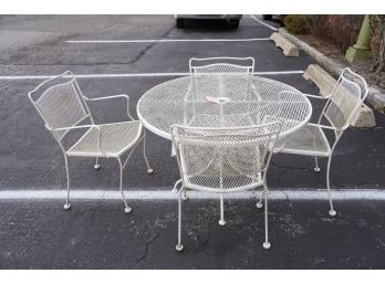 VINTAGE OUTDOOR METAL 42 ROUND TABLE WITH 4 CHAIRS-MCM STYLE