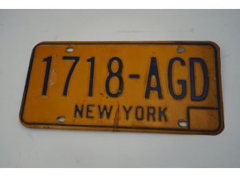 SINGLE COLLECTIBLE NY VINTAGE YELLOW LICENSE PLATE