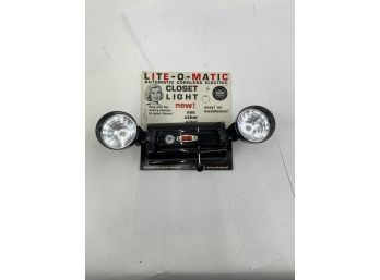 OLD NEW STOCK (1) FEDTRO LITE-O-MATIC AUTOMATIC CORDLESS ELECTRIC CLOSET LIGHT