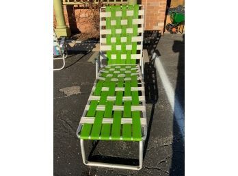 GORGEOUS LIME GREEN VINTAGE FOLDABLE  LOUNGE CHAIR