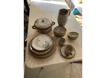 16 TOTAL PIECES CHINA SET SIGNED AND MADE IN MEXICO