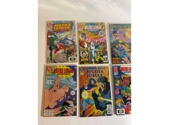 LOT OF 11 DC COMIC BOOKS WITH DIFFERENT PRICES, D15