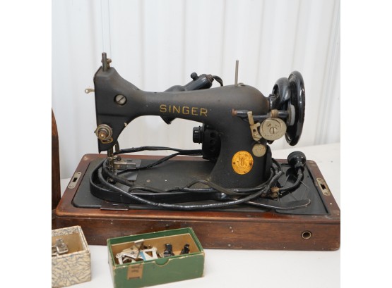 Vintage Portable Singer Sewing Machine In Wooden Box