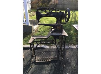 Antique SingeR Sewing Machine With Metal Base