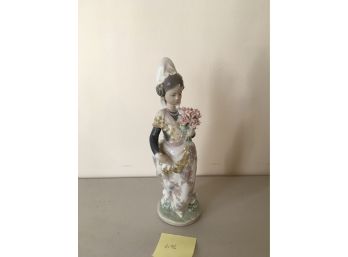 Women Holding Bouquet Of Flowers Lladro Made In Spain