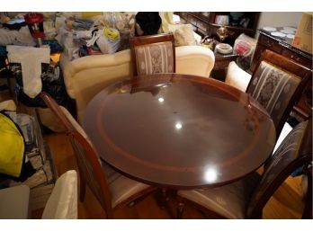 MAHOGANY ROUND TABLE WITH GLASS TOP AND 4 CHAIRS.