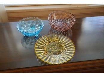 LOT OF DIFFERENT GLASS COLOR BOWLS