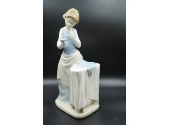 LLADRO OF A WOMEN, 8IN HEIGHT