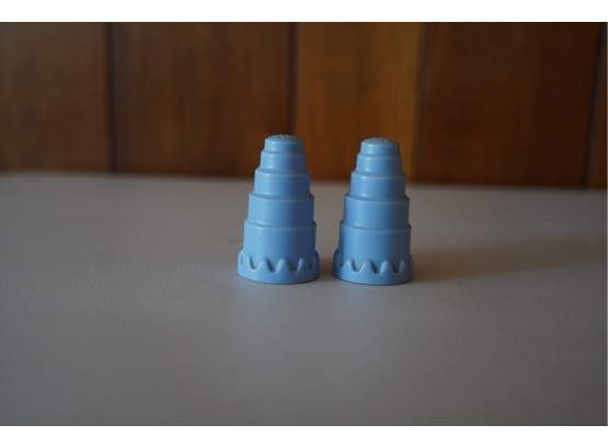 BLUE CAKE STYLE SALT AND PEPPER SHAKERS, 1IN HEIGHT