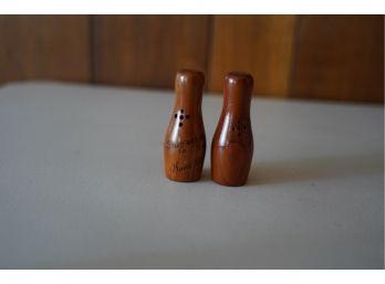 BOWLING BALL PIN SYLE SALT AND PEPPER SHAKERS, 1IN HEIGHT