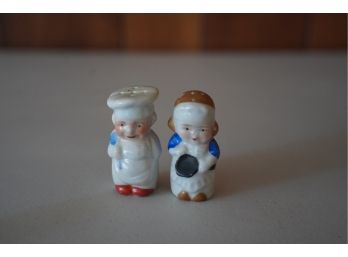 CHEF'S SALT AND PEPPER SHAKERS, 1IN HEIGHT