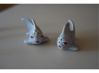 BLUE FISH SALT AND PEPPER SHAKERS, 1IN HEIGHT