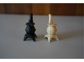 BLACK AND WHITE STOVE SALT AND PEPPER SHAKERS, 1IN HEIGHT