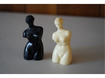 BLACKA AND WHITE WOMEN STATUE SALT AND PEPPER SHAKERS, 1IN HEIGHT