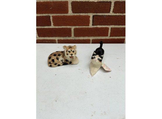 LOT OF 2 SMALL CATS DECORATION, 4IN LENGTH