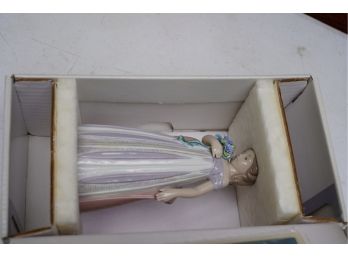 LLADRO OF A LITTLE GIRL WITH BOX 9IN