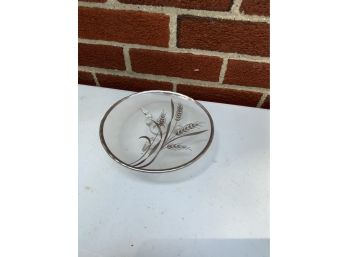 SMALL GLASS PLATE, 8IN DIAMETER