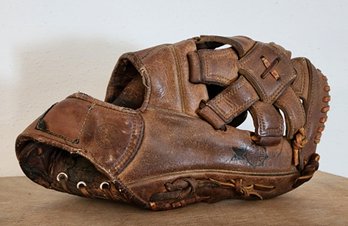 Vintage DIAMOND MASTER Baseball Glove