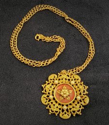 Vintage GOLD TONE Necklace With Beautiful Pin Brooch Pendant