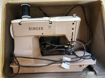 Vintage SINGER Sewing Machine With Hard Case