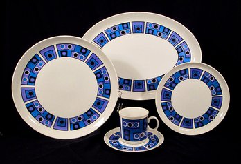 SEVENTEEN PIECES OF VINTAGE TABLEWARE IN THE ONE TWO PATTERN BY WYNDHAM, 1960s - 1970s