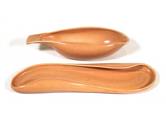 VINTAGE RUSSEL WRIGHT AMERICAN MODERN CELERY DISH AND GRAVY BOAT IN CORAL GLAZE, 1939 - 59