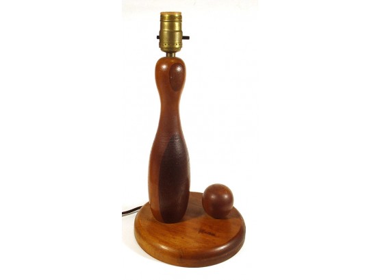 VINTAGE FOLK ART LAMINATED WOOD LAMP IN THE FORM OF A BOWLING PIN AND BALL, CIRCA 1950s